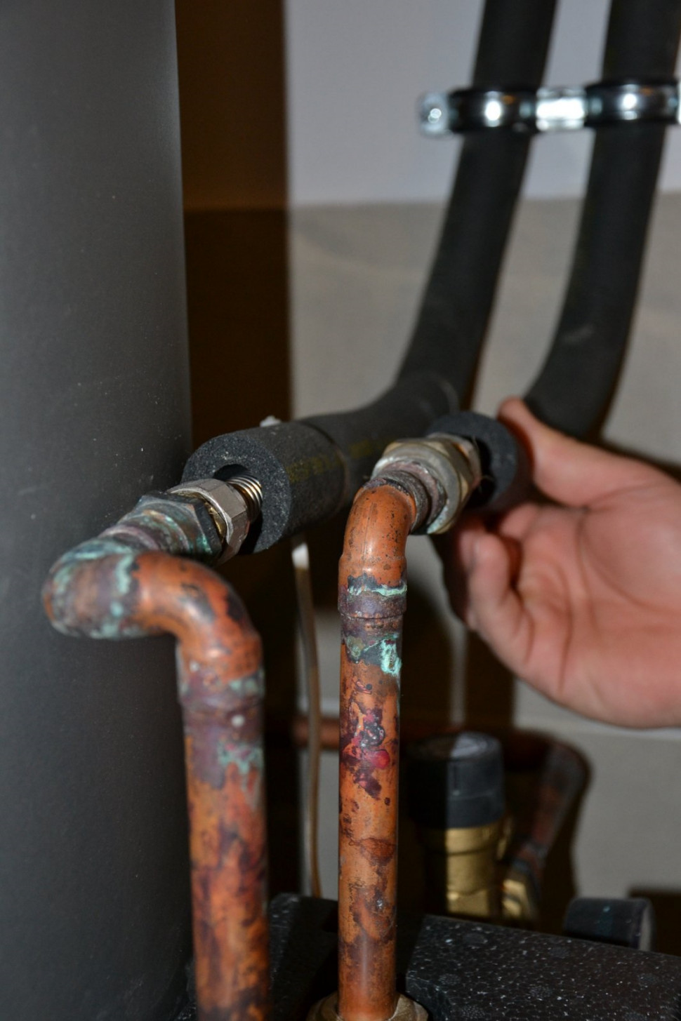 Rury instalacji solarnej zaizolowano otuliną kauczukową o grubości 20 mm wewnątrz budynku i 30 mm na zewnątrz