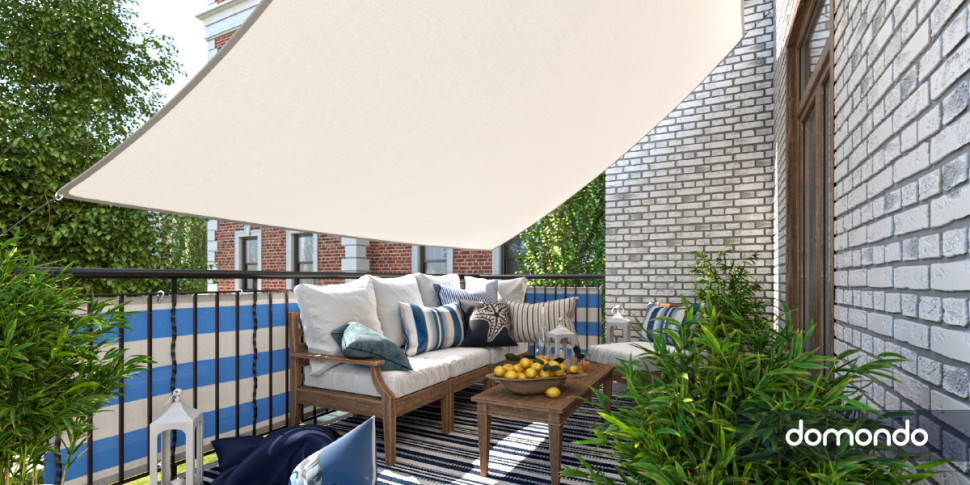 Żagiel przeciwsłoneczny na balkonie budynku w mieście. fot. domondo.pl