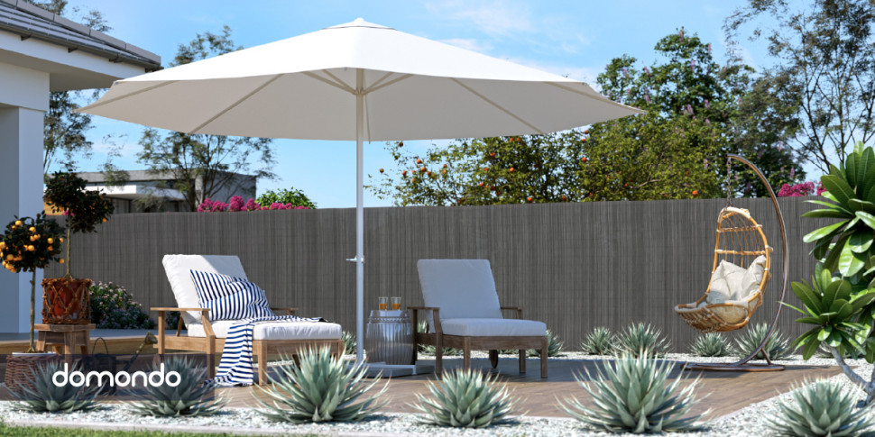 Parasol zapewni cień w przydomowym ogrodzie. fot. domondo.pl
