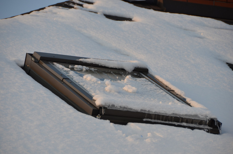 Kiedy okna dachowe zasypuje śnieg, w pomieszczeniach jest ciemno