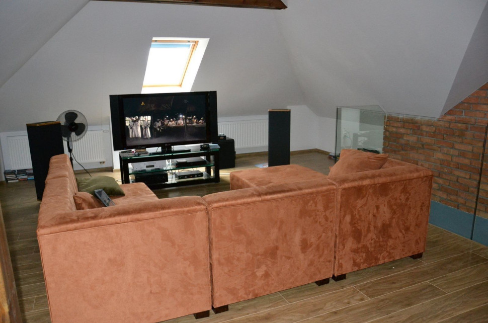 Pokój telewizyjny doświetlają dwa okna połaciowe