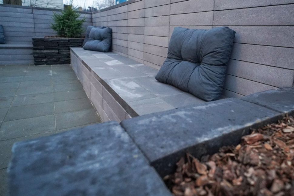 Betonowa sofa - ogrodowa strefa wypoczynku - z elementów Neo. fot. Polbruk