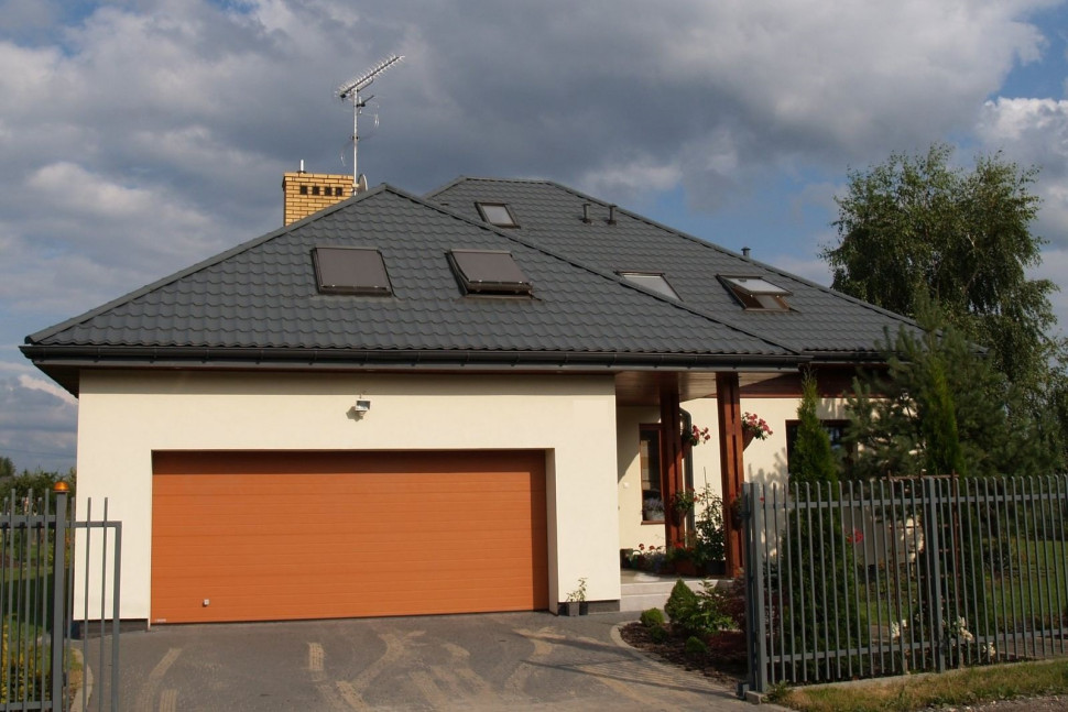 Tylko 6 okien dachowych z 11 sztuk wyposażono w rolety zewnętrzne