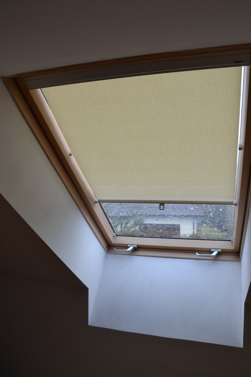 Okno dachowe wyposażone w roletę wewnętrzną
