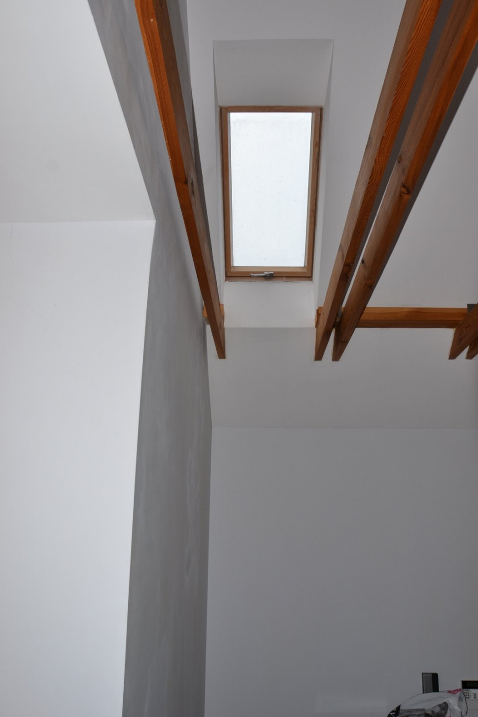 Okno nad wysoką klatką schodową trudno jest otworzyć i umyć, nie ma w nim rolety, ani markizy