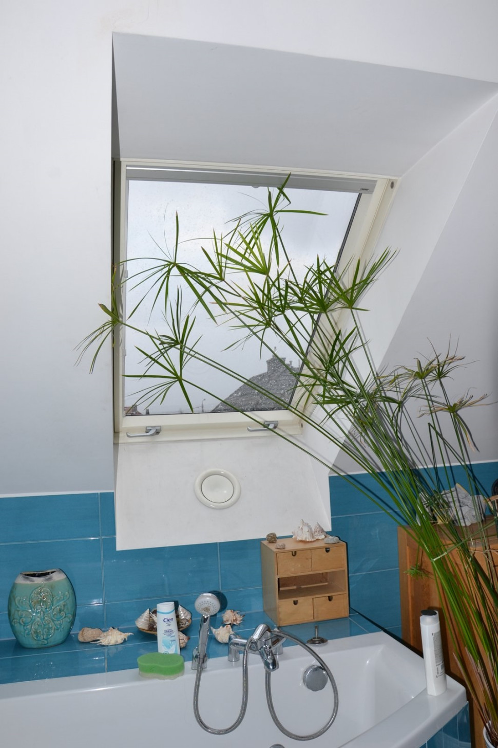 Okno dachowe w łazience jest wykończone białym lakierem poliuretanowym