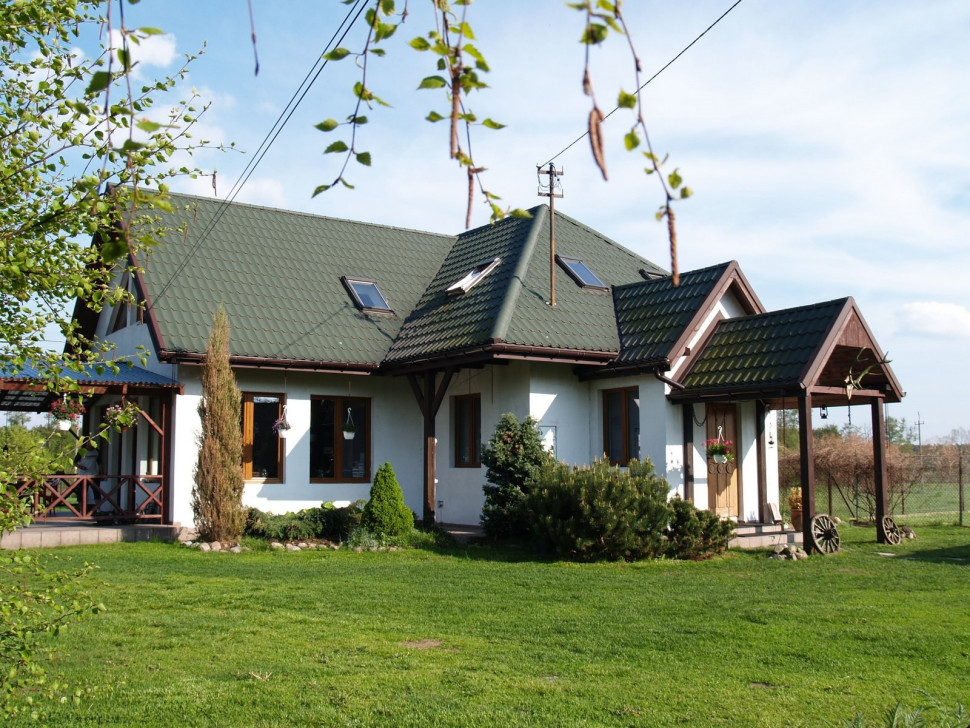 W dobudowanej części domu umieszczono 8 okien dachowych