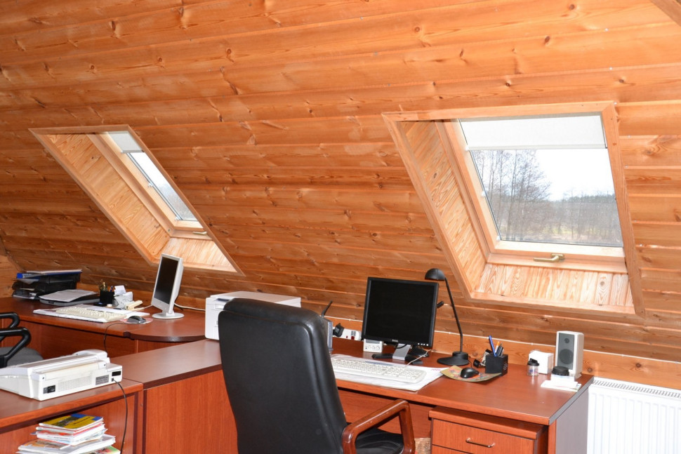 W gabinecie w oknach zamontowano rolety wewnętrzne