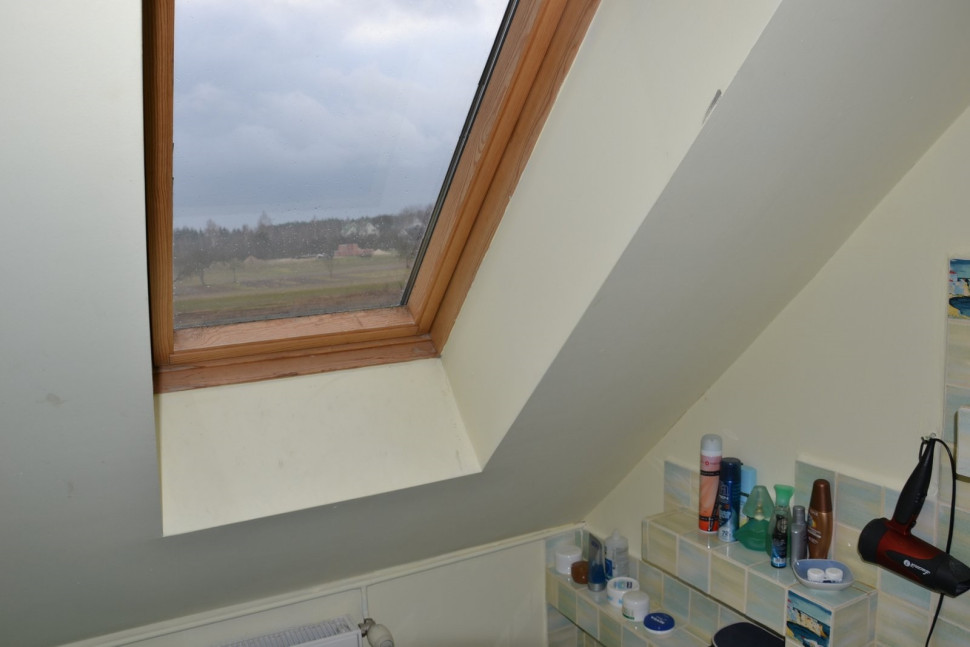 Mimo grzejnika pod oknem i prawidłowego wietrzenia, rama okna w łazience pokryła się nalotem