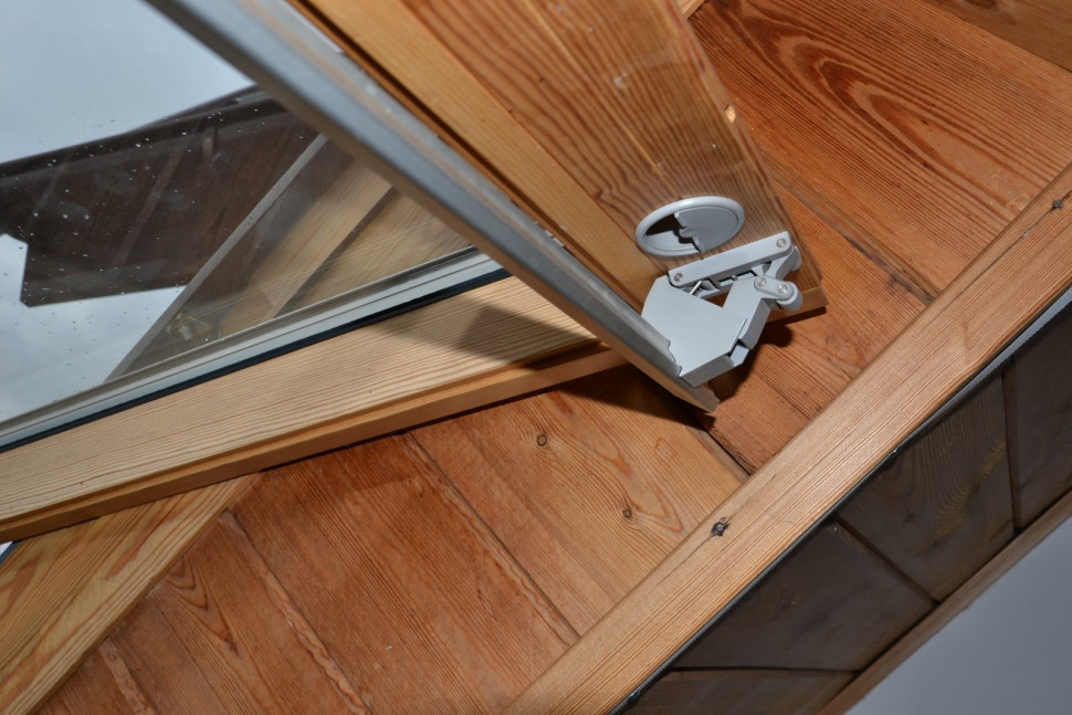 Zatrzask i nawiewnik na górnej ramie okna