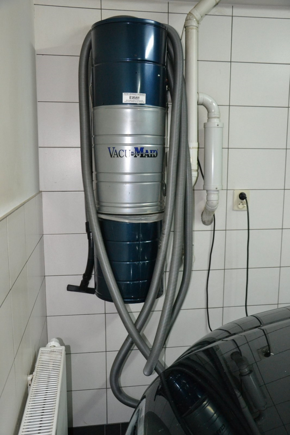 Cykloniczna jednostka centralna znajduje się w garażu; przy niej garażowy zestaw do sprzątania