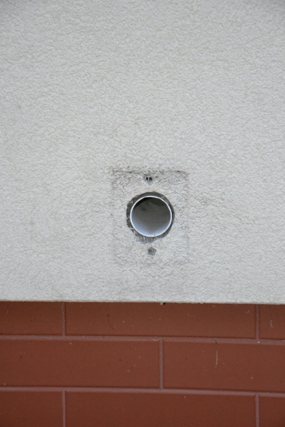 Ruchomą klapkę na wyrzutni powietrza warto chronić przed dziećmi