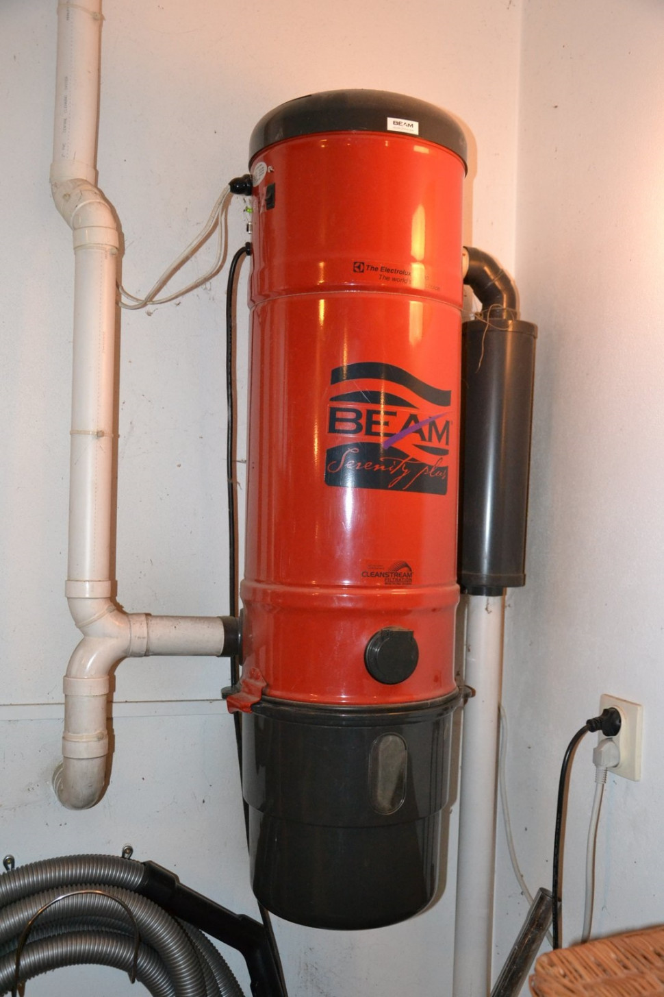 Jednostka centralna i osobny wąż znajdują się w garażu