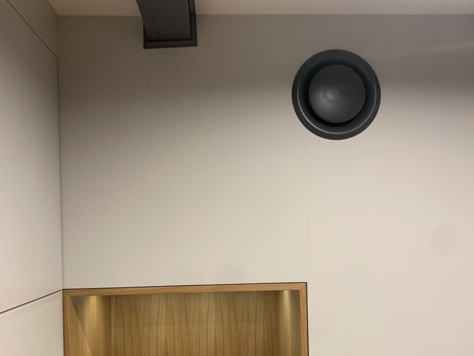 Anemostaty w ścianie