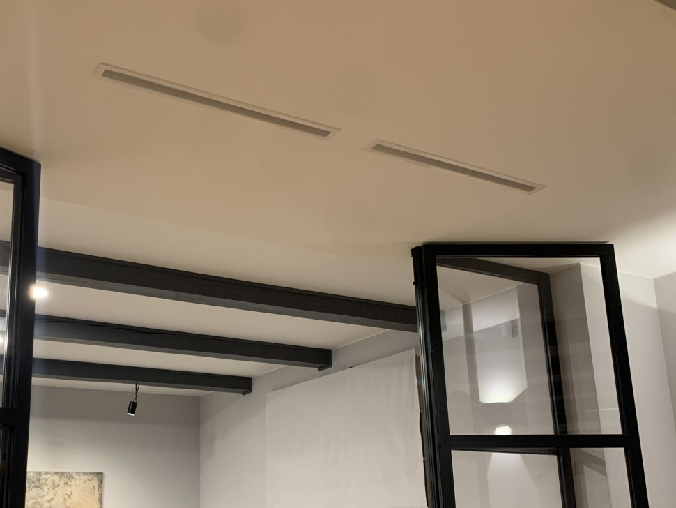 Długie kanały nawiewne w salonie