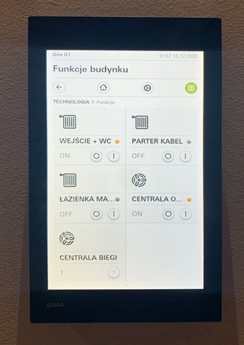 Sterowanie wentylacją zintegrowano z instalacją inteligentną (ustawienia na regulatorze centralnym w salonie)