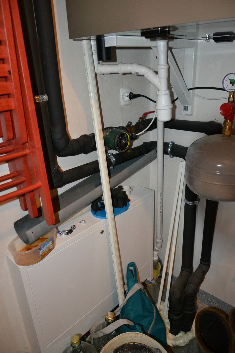 Na rurze z glikolem (z GWC) jest pompa obiegowa. Rurki białe odprowadzają skropliny do szamba