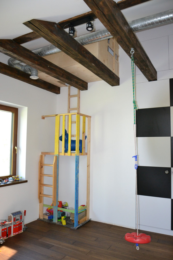 W sypialniach celowo nie obudowano przewodów wentylacyjnych i anemostatów