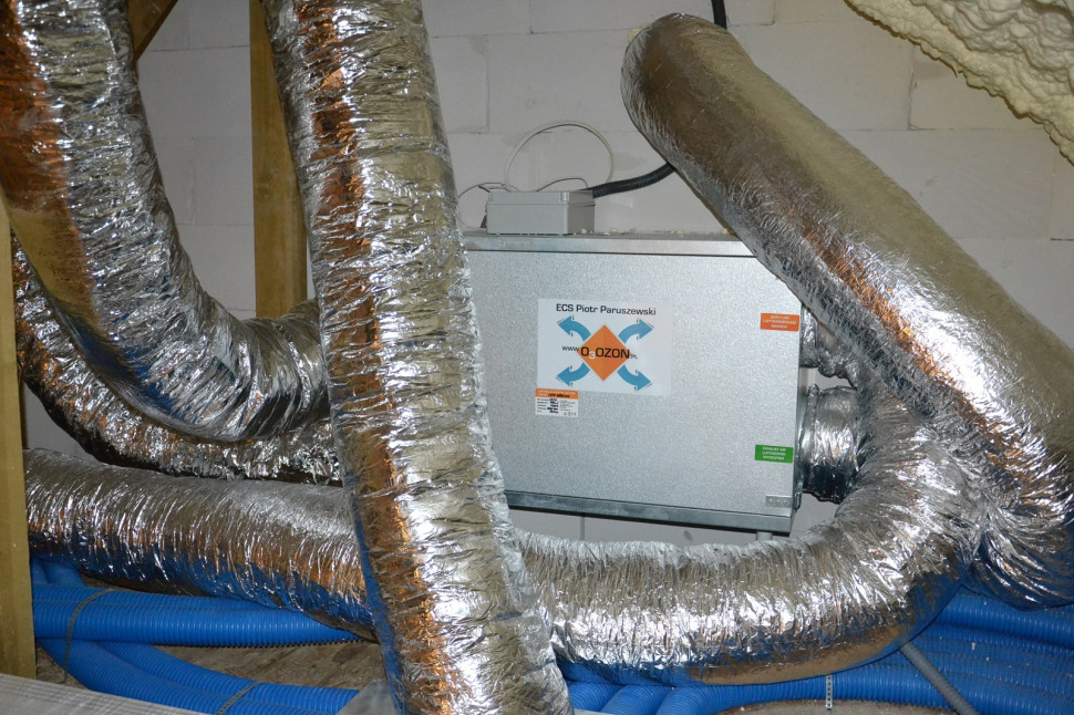 Centrala wentylacyjna znajduje się na ocieplonym nieużytkowym strychu