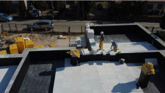 Nowoczesny dom z dachem płaskim ocieplonym płytami Multipor DACHY