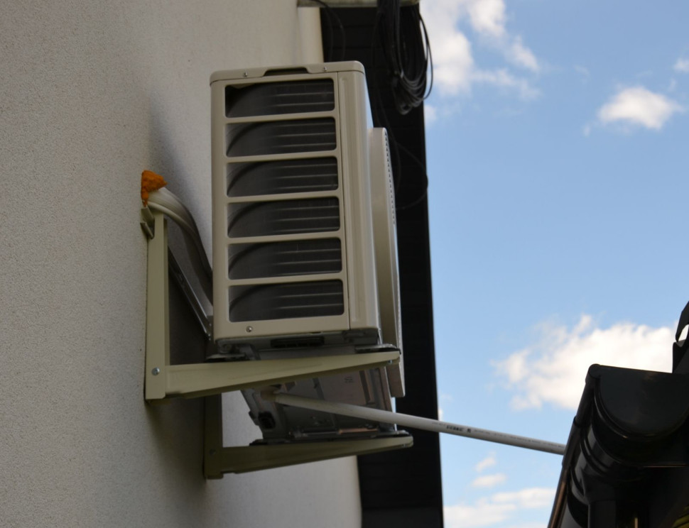 Jednostka zewnętrzna i odprowadzanie skroplin do rynny