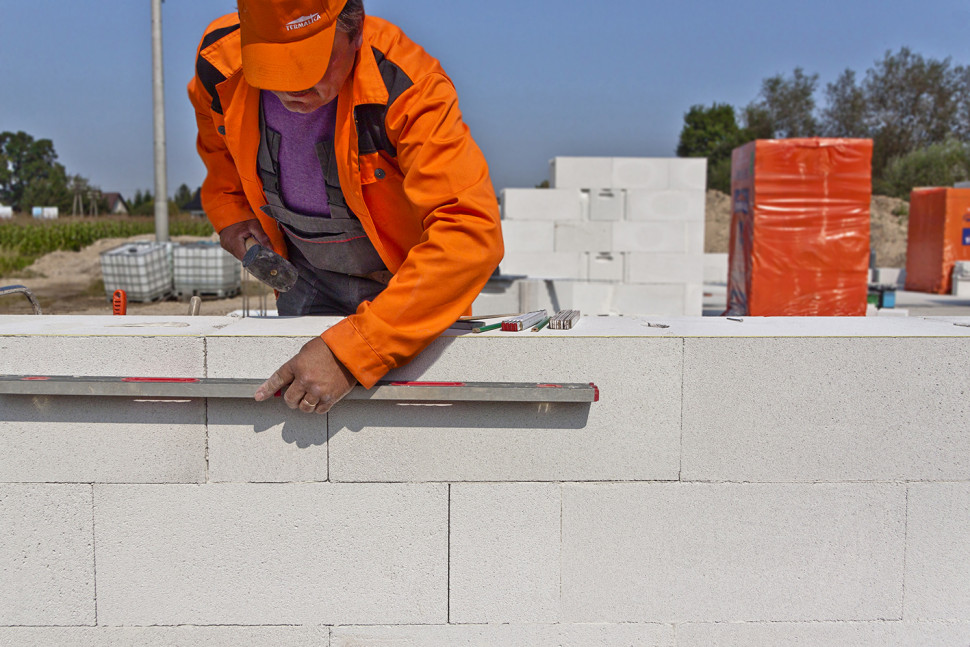 Beton komórkowy cechują bardzo dobre parametry termoizolacyjne i przystępna cena