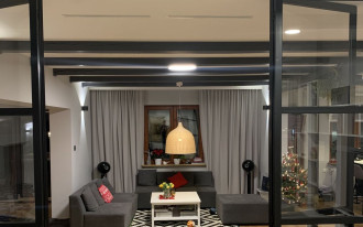 Klimatyzacja kanałowa w wyremontowanym domu z bali