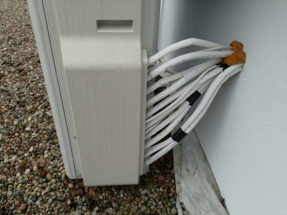 Przewody elektryczne i orurowanie jednostki zewnętrznej klimatyzatora