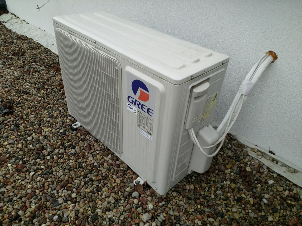 Przewody elektryczne i orurowanie jednostki zewnętrznej klimatyzatora