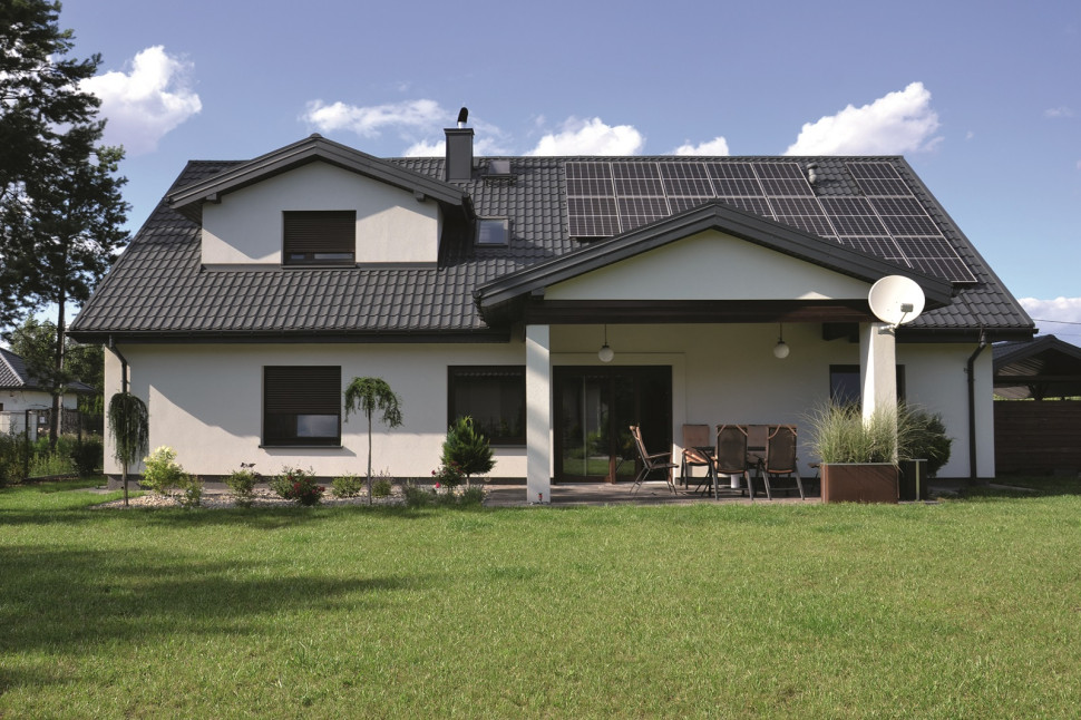 Prostą bryłę domu przykrywa dwuspadowy dach o nachyleniu 45°, dogodnym do pracy ogniw fotowoltaicznych