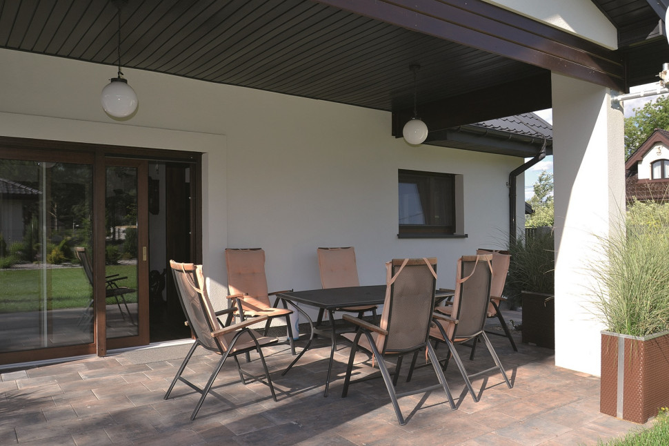 Na zadaszony taras Monika i Rafał przeznaczyli 15 m2 i wykończyli posadzkę płytami betonowymi (identycznymi, jak na podjeździe i ścieżkach)