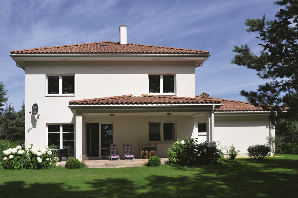 Piętrowa bryła o wymiarach 10 x 10 m jest zwarta i kształtna