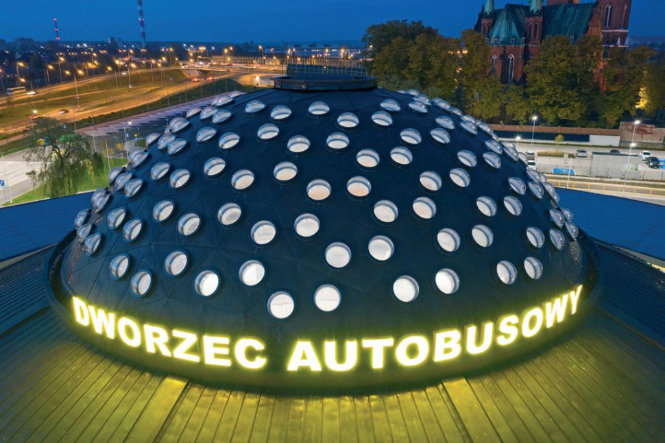 Widok kopuły dworca autobusowego w Kielcach - 196 świetlików FAKRO