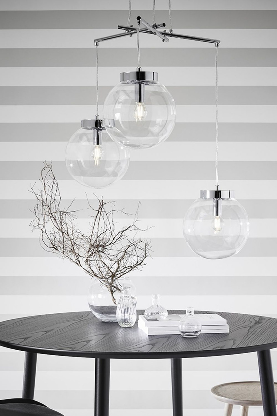 Nad okrągłym stołem sprawdzi się pojedyncza duża lampa