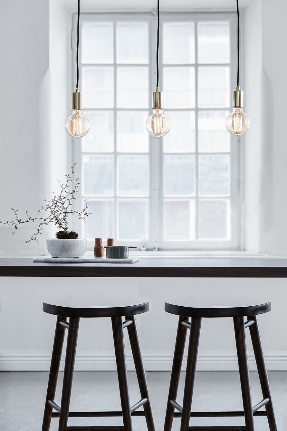 Oświetlenie stołu - kilka lamp w jednej linii