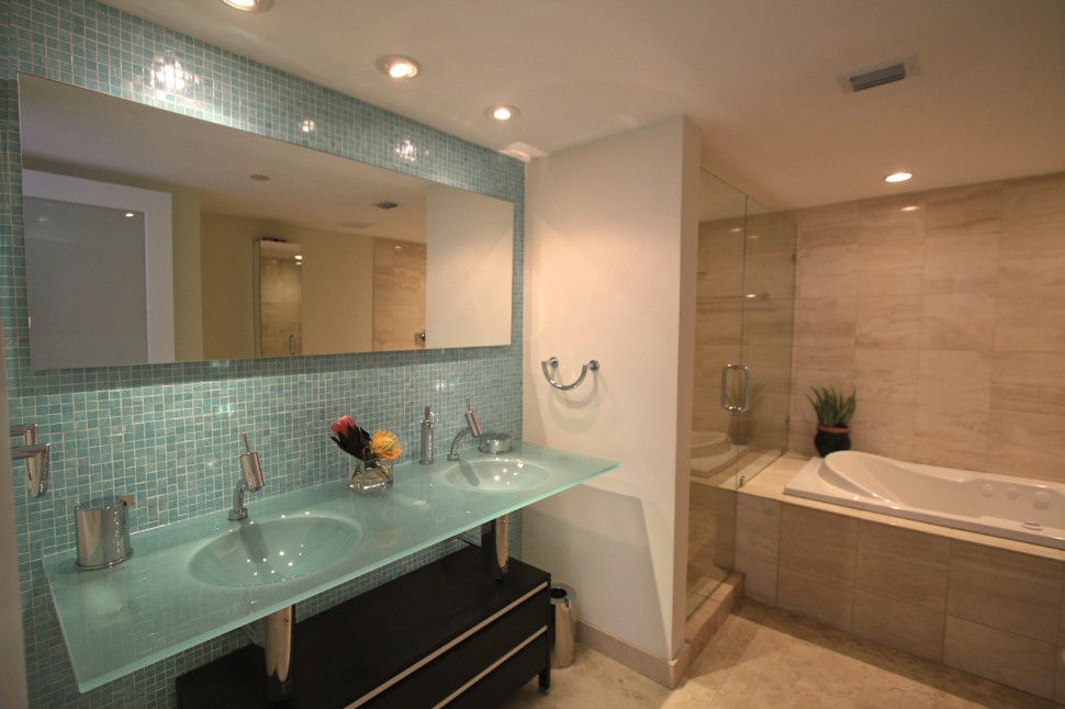 Zastosowanie oświetlenia punktowego wpuszczonego w sufit tuż nad lustrem