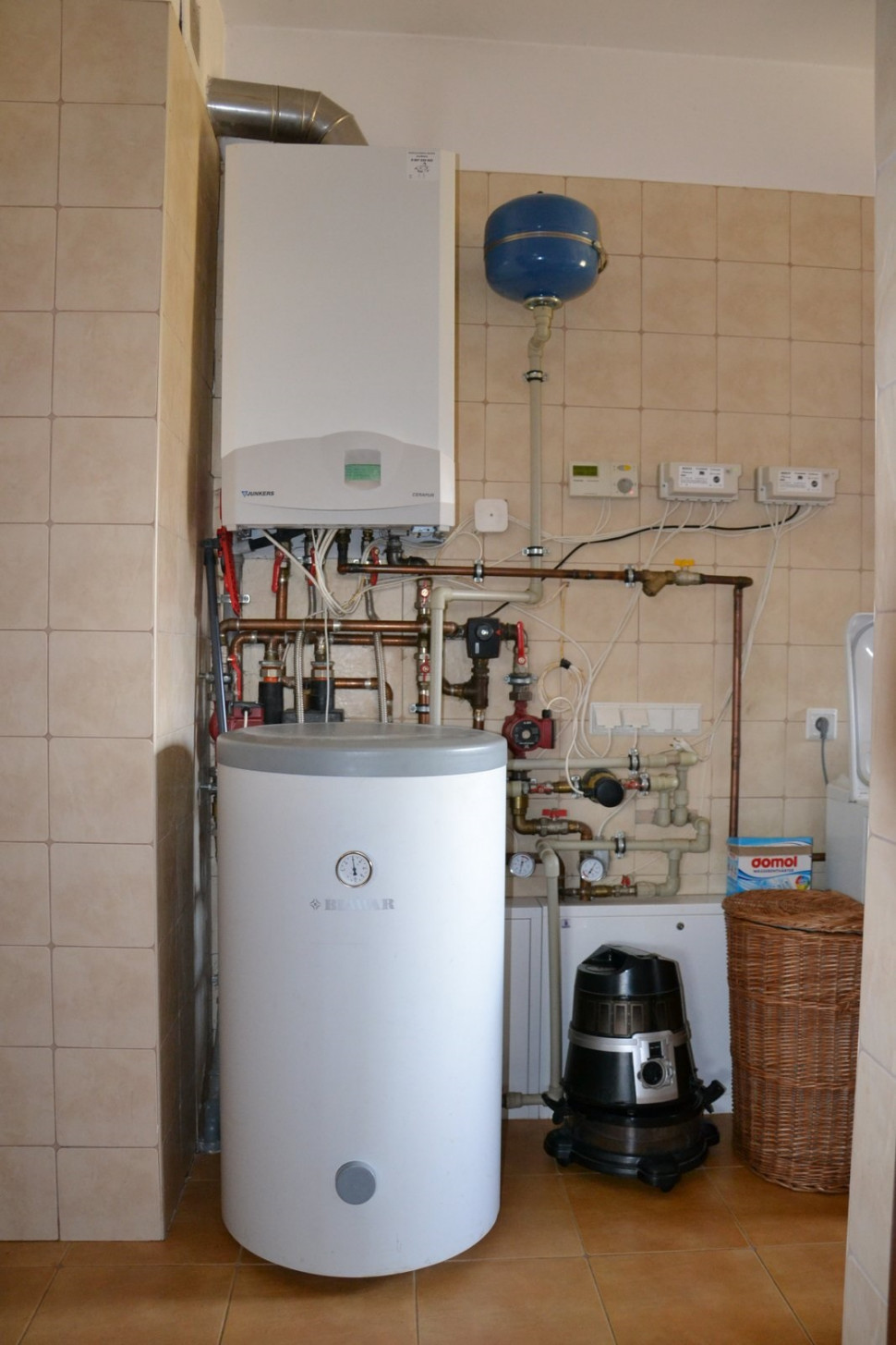 Gazowy kocioł kondensacyjny, zasobnik c.w.u. i automatyczne sterowniki