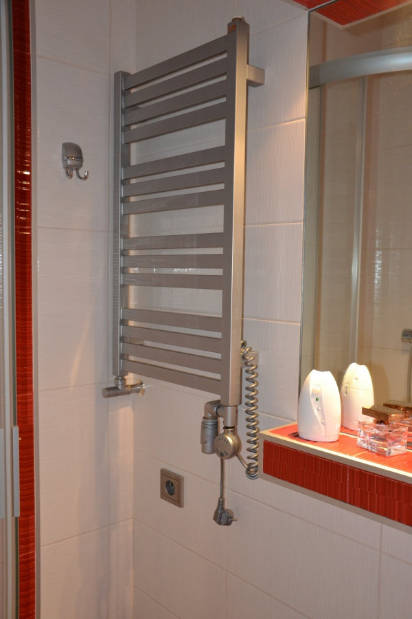 W łazienkach zainstalowano grzejniki z możliwością włączania ich latem do prądu