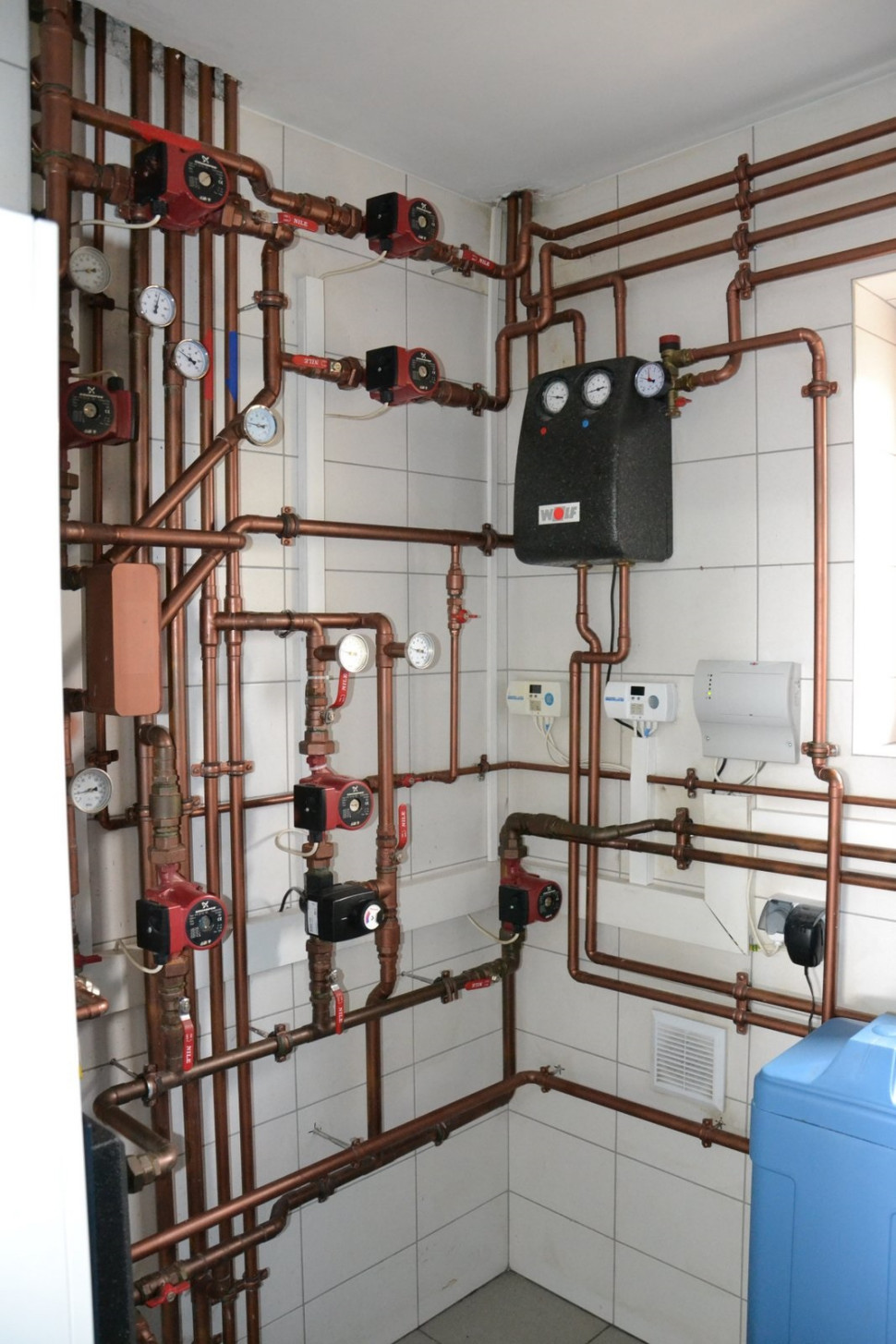 Układ ogrzewania automatycznie steruje pracą kotła kondensacyjnego, kominka z płaszczem wodnym i kolektorów słonecznych