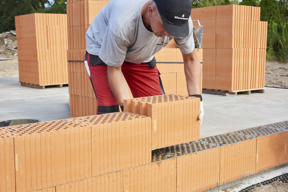 Zaprawa klejowa też jest źródłem wilgoci. Ale nakłada się ją bardzo cienką warstwą