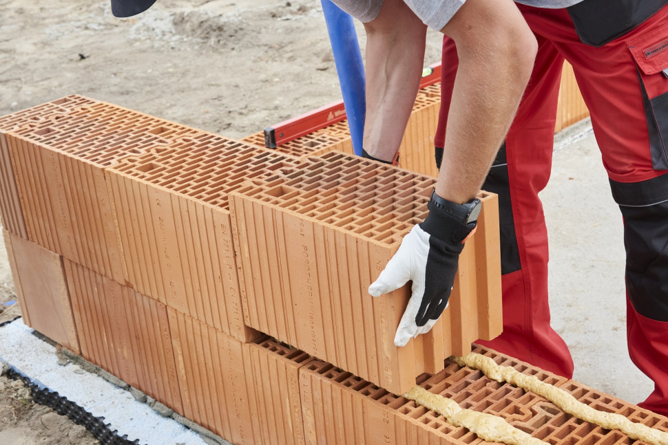 Dopiero zastosowanie zaprawy w postaci pianki umożliwia naprawdę suche murowanie, bez wprowadzania wilgoci w ściany