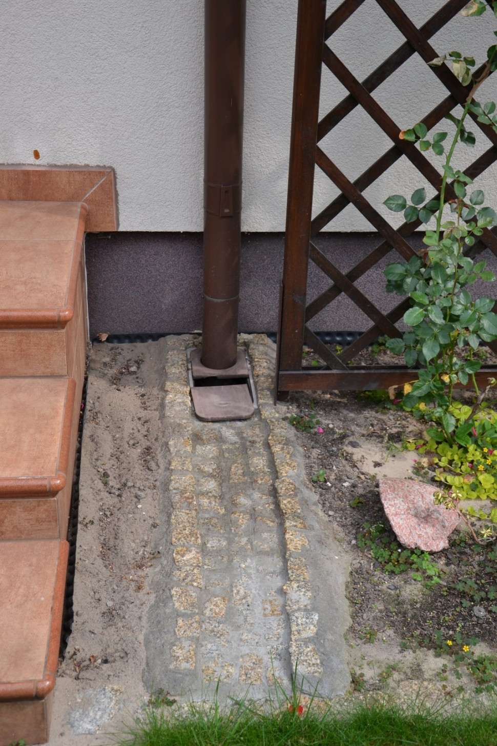 Koryto odwadniające z kamienia