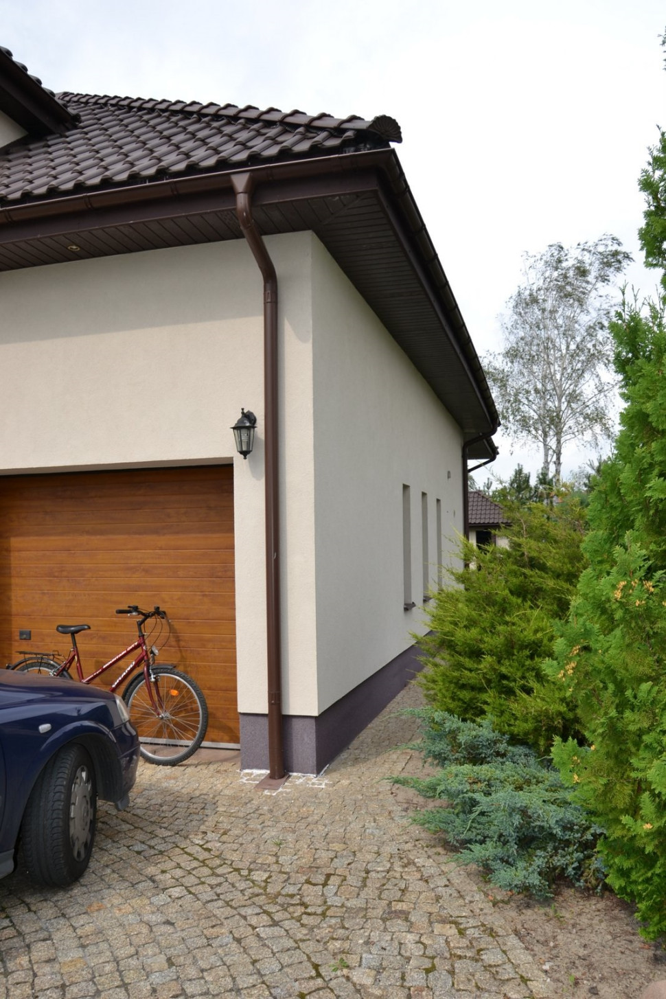 Rura spustowa przy garażu