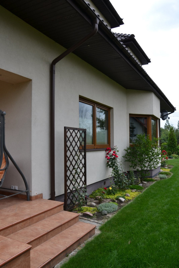 Stalowy system rynnowy dopasowany do kolorystyki dachu i elewacji