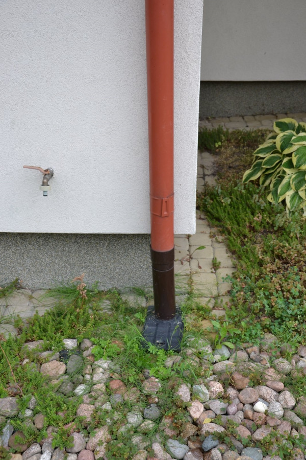 Rura spustowa po modernizacji zaopatrzona jest we wpust odpływowy z rurą drenującą