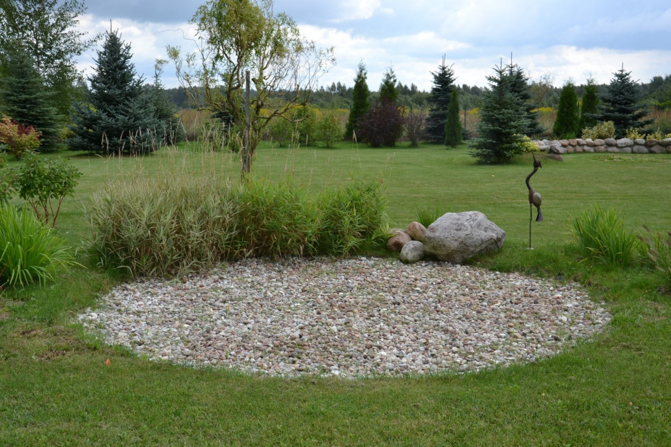 Woda z dachu odpływa drenami do kilku beczek zakopanych w żwirowiskach na trawniku