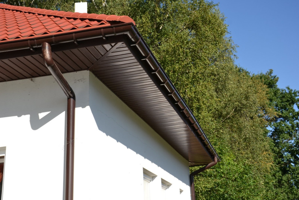 Od strony wschodu, gdzie nie ma lasu, kolanko rynny z PVC w ciemnym, brązowym kolorze zaczyna się już odbarwiać