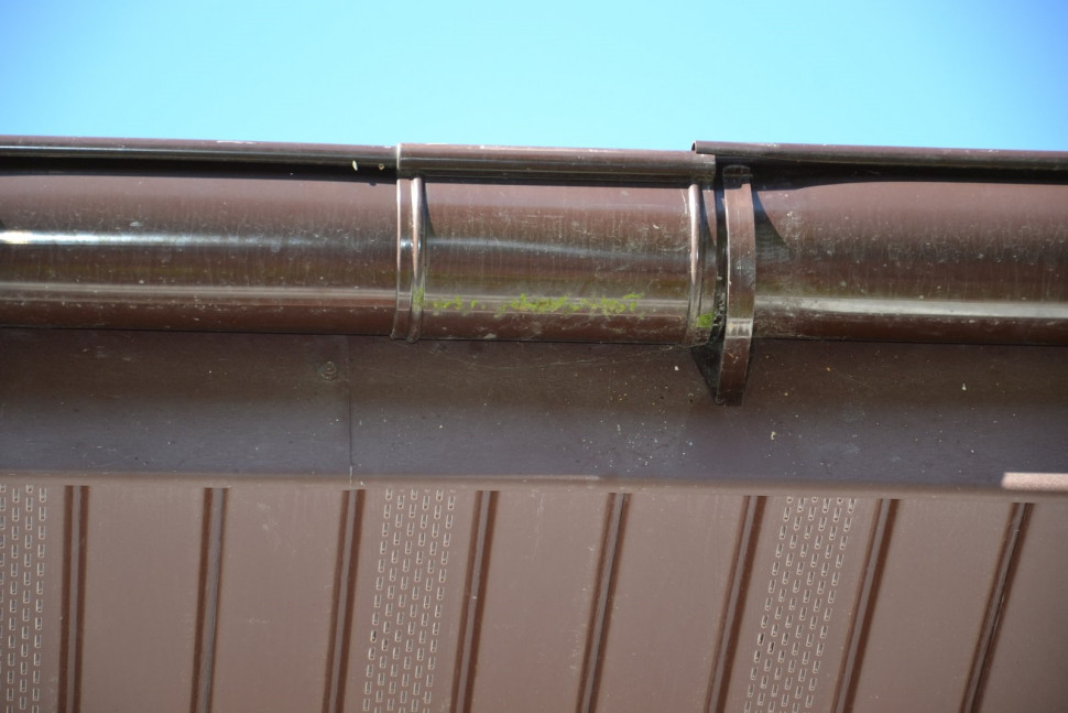 Test szczelności rynien nie wykazał, że nad kuchnią wadliwie zamocowano rynny. Wada wyszła na jaw po kilku latach