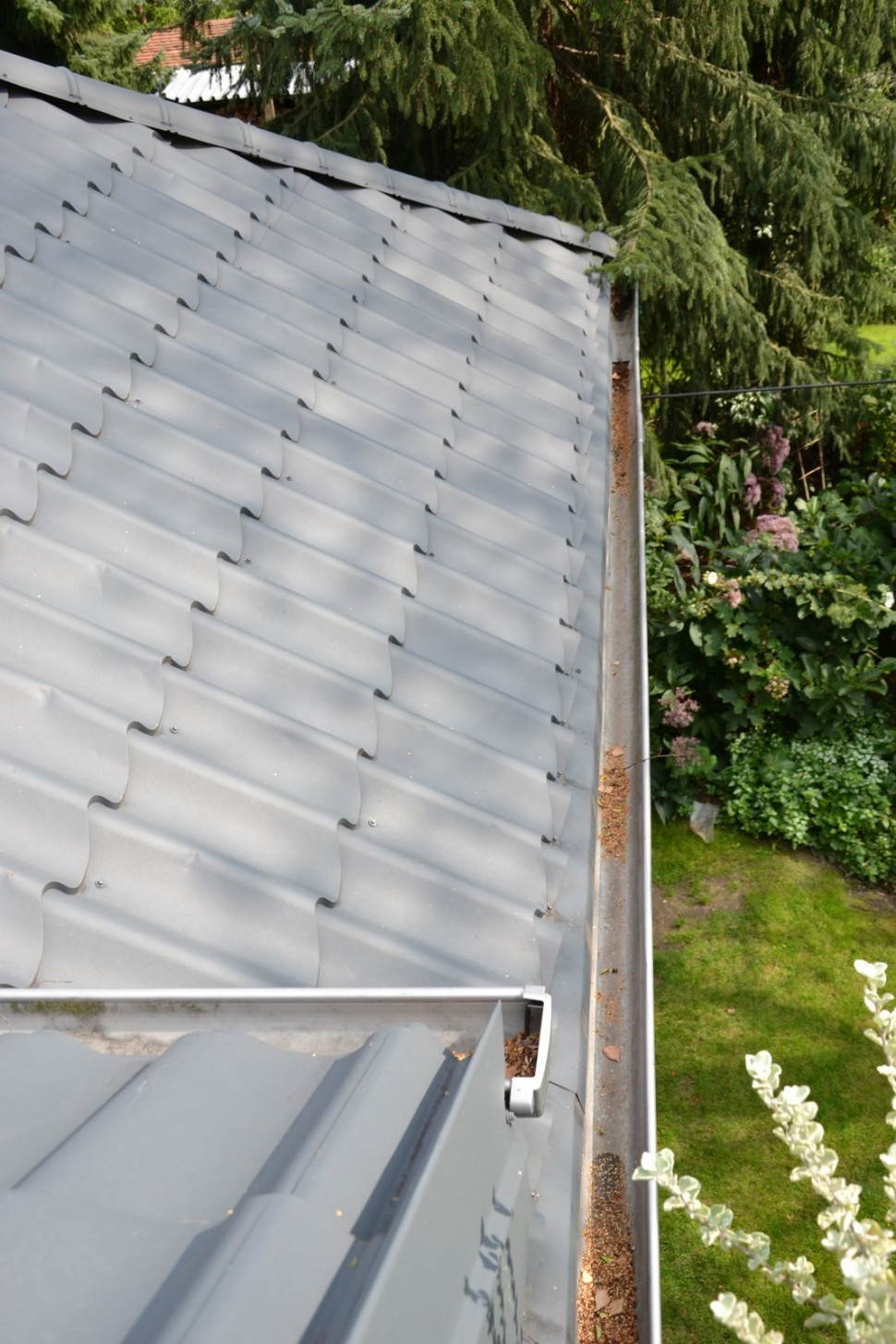 Zapełnienie rynien właściciele obserwują między innymi z balkonu