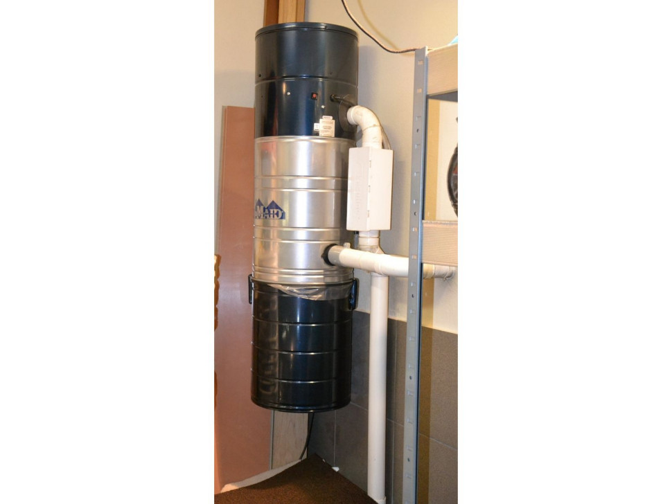 Jednostka centralna wisi 80 cm nad posadzką garażu